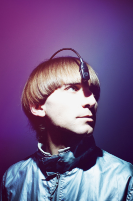 L'artiste Neil Harbisson avec son implant "antenne cyborg" qui lui permet de percevoir des couleurs au-delà de la perception humaine